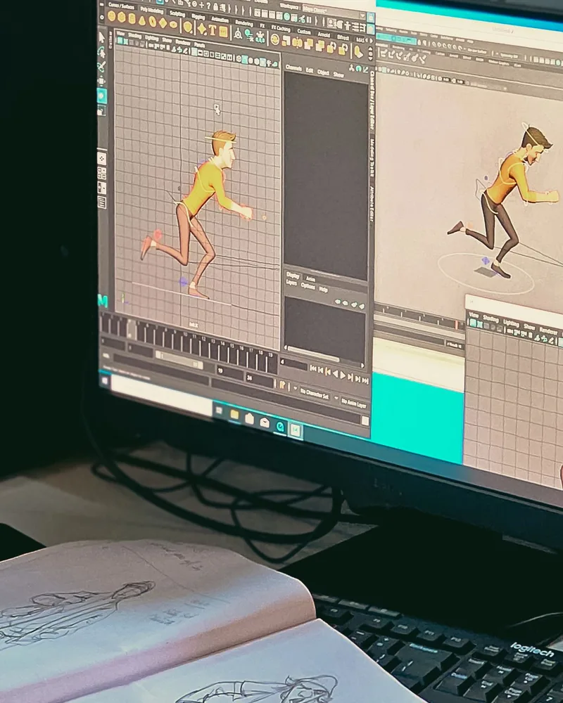 Pantalla de ordenador con una escena de animación y su línea de tiempo, junto a un cuaderno con bocetos de un personaje en movimiento.